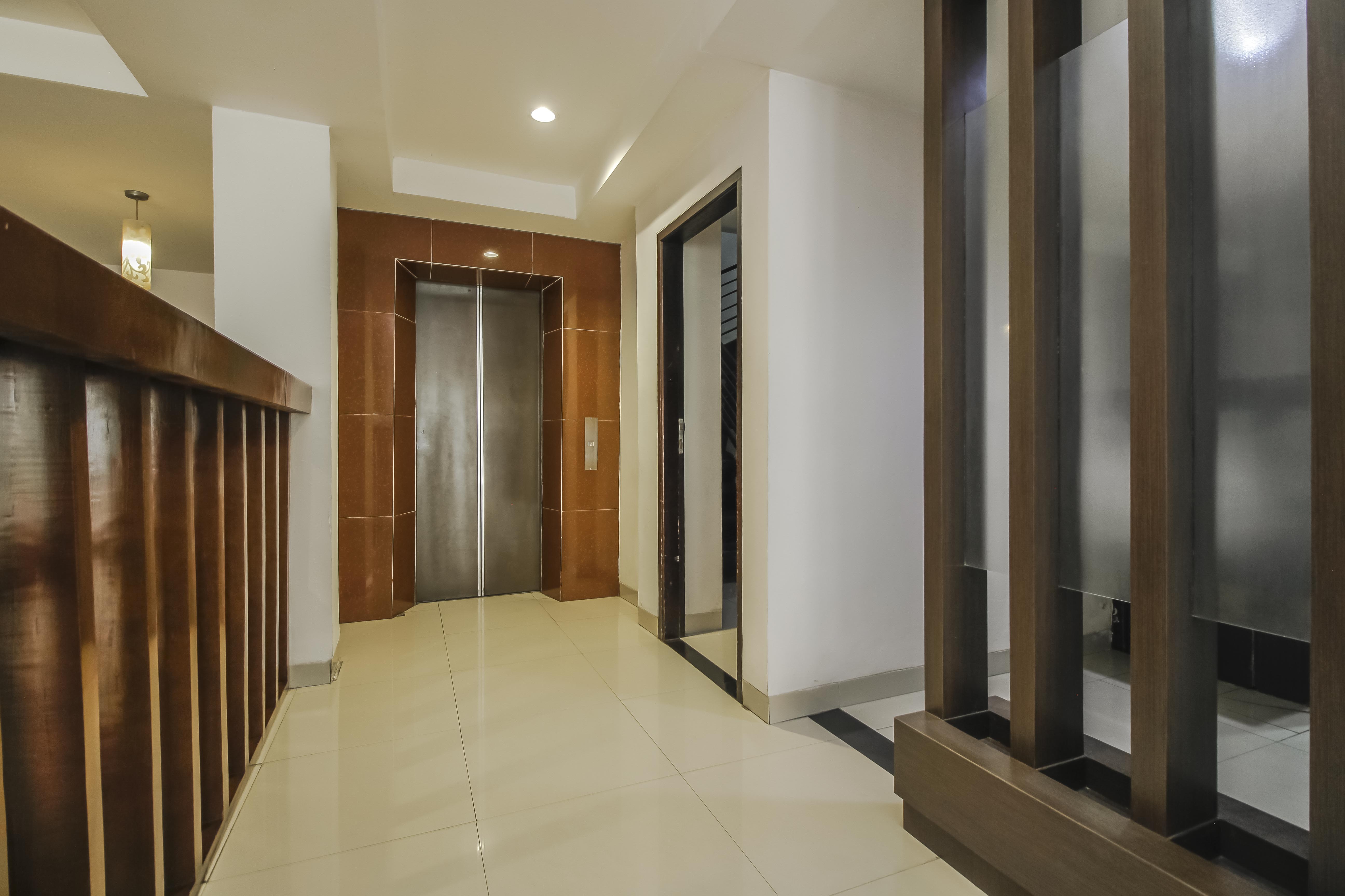 Reddoorz Plus Near Galaxy Bekasi 19/22