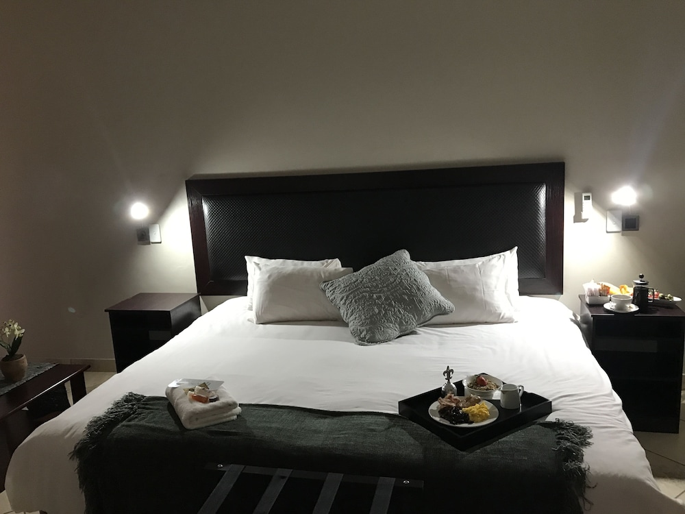 Manor Hills Guest Lodge 7/40