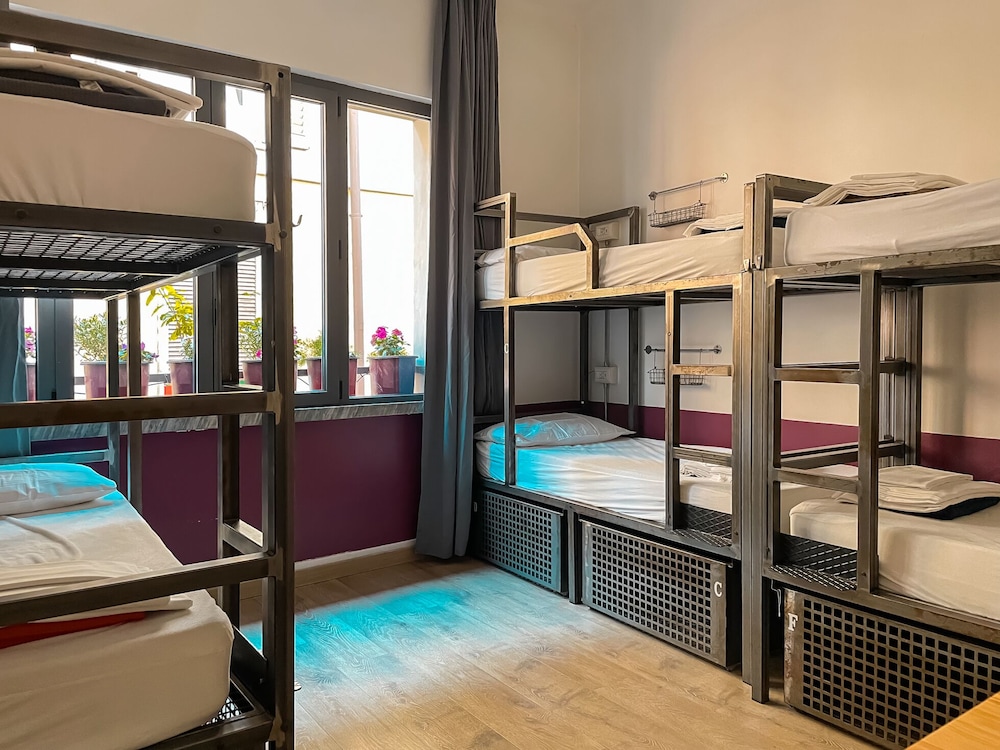 Mixed Dorm, 6 People, 3 Bunk Beds