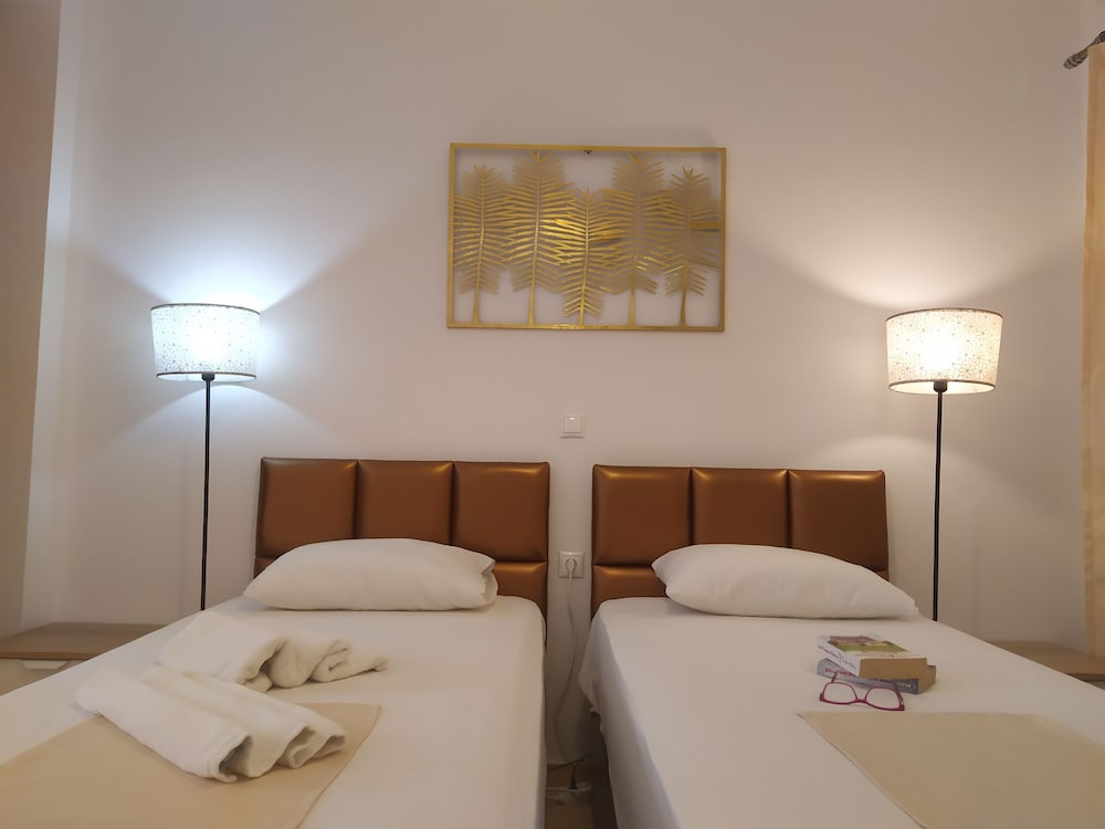 ARONIS APARTMENTS 30/58