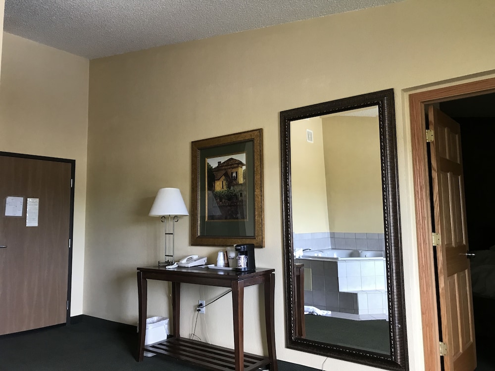 Americinn By Wyndham West Bend 17/40