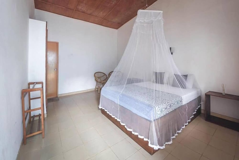Hostel First Mirrisa 8/20