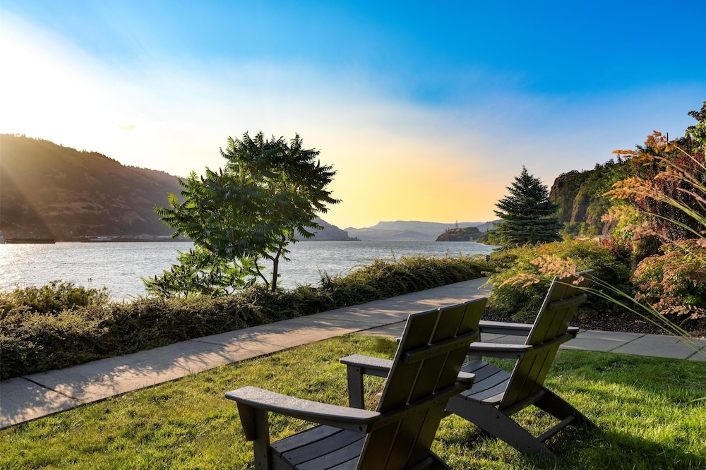 Best Western Plus Hood River Inn 74/80