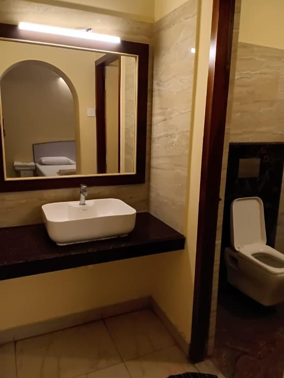 Hotel Maadhini 31/35
