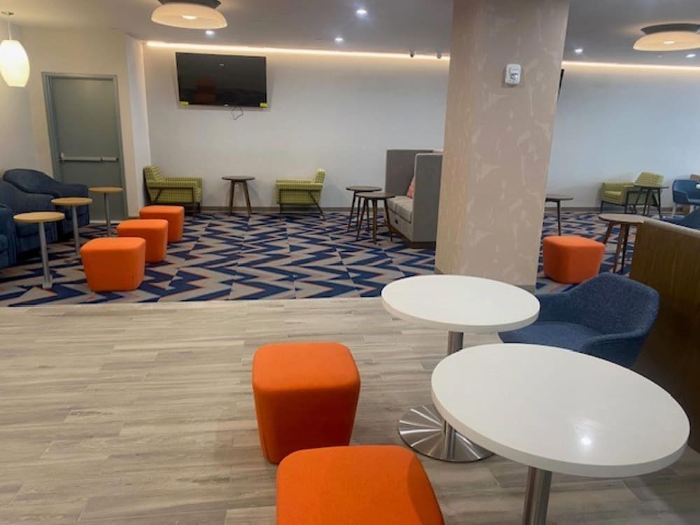 La Quinta Inn & Suites by Wyndham Jamaica NYC/JFK AirTrain 31/41