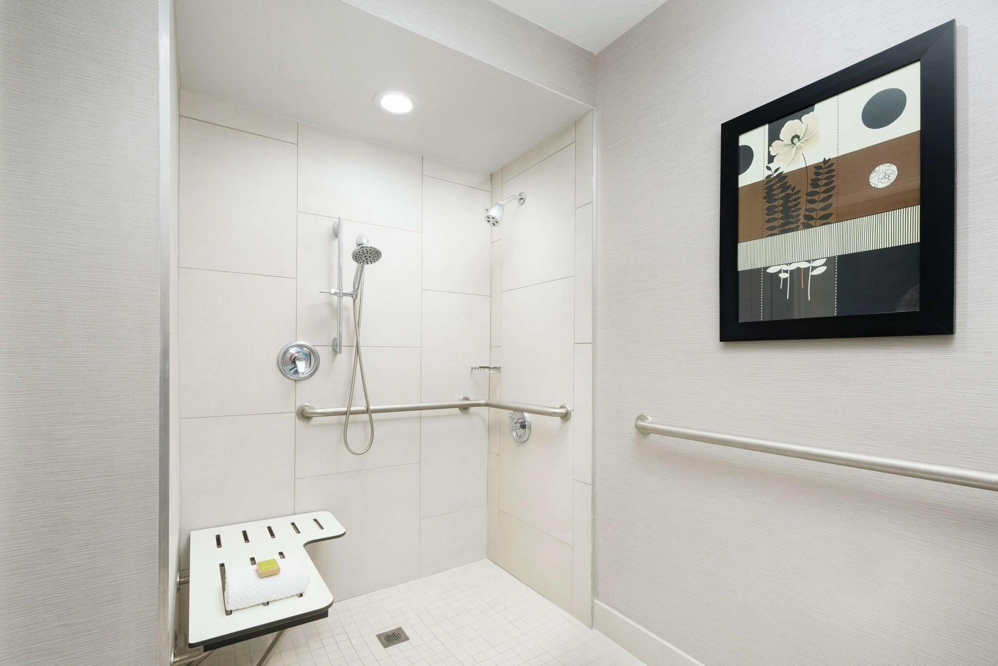 Suite, King Bed, Parlor, Sofa, High Floor، Doubletree Hotel Colorado Springs - World Arena Co 2/2