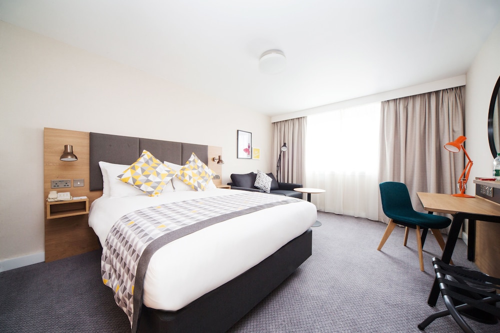 Holiday Inn Gatwick Airport 16/75