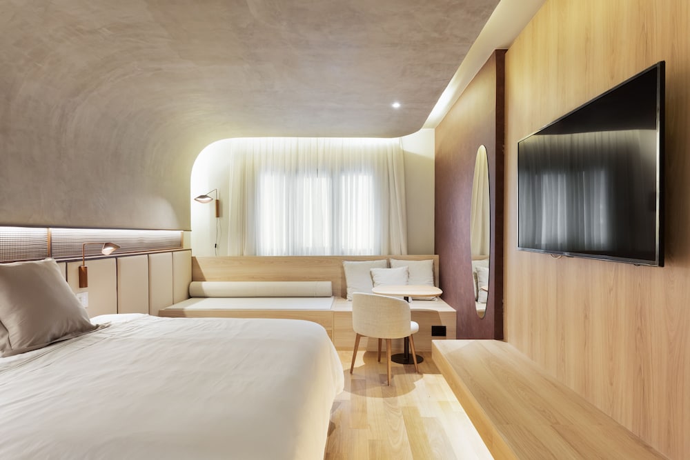 Qoya, Deluxe, King Bed, Sofa