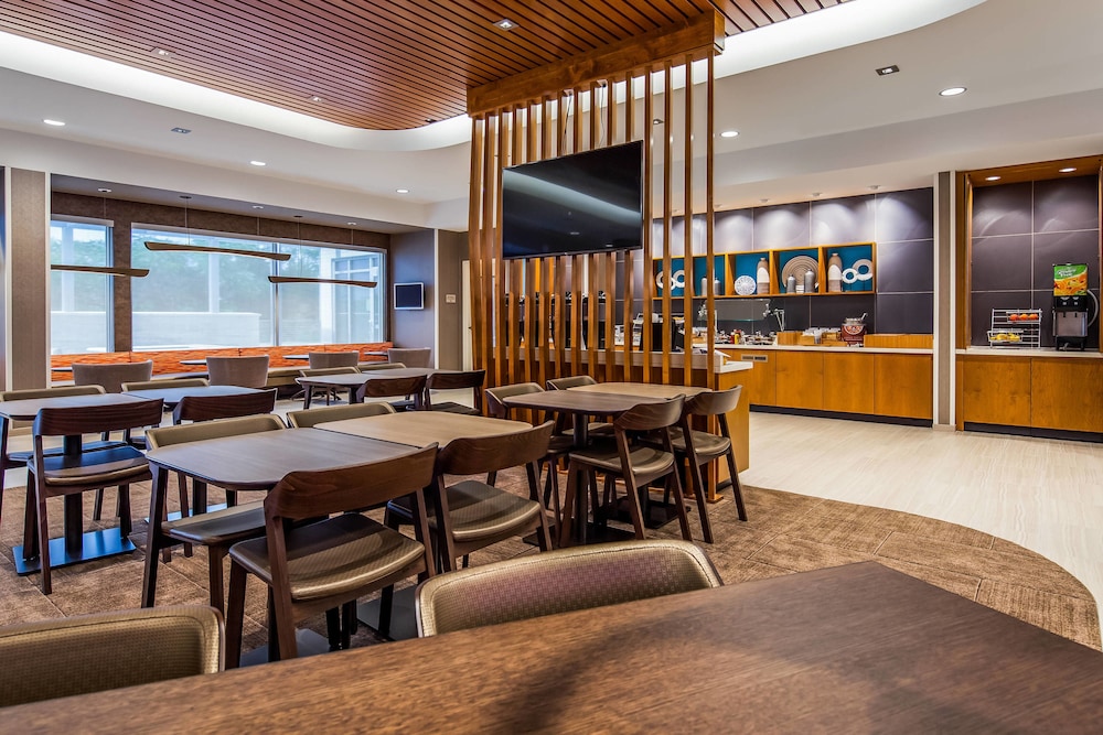 SpringHill Suites by Marriott Chambersburg 34/35