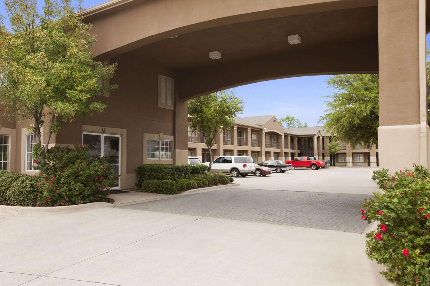 Howard Johnson by Wyndham Grand Prairie Near Lone Star Park 4/20