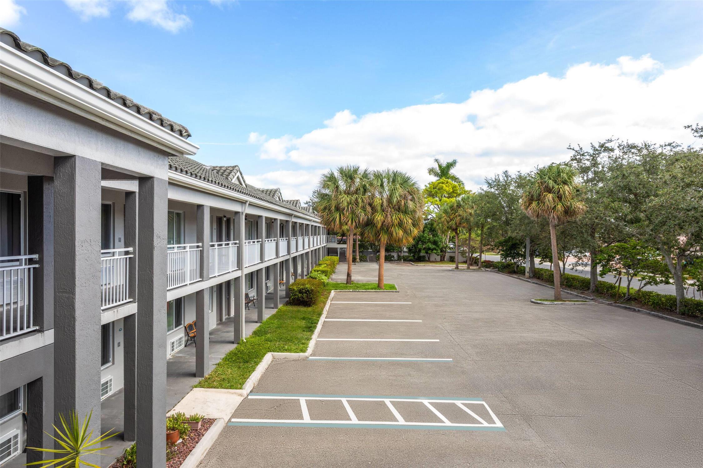 Super 8 by Wyndham Dania/Fort Lauderdale Arpt 10/13