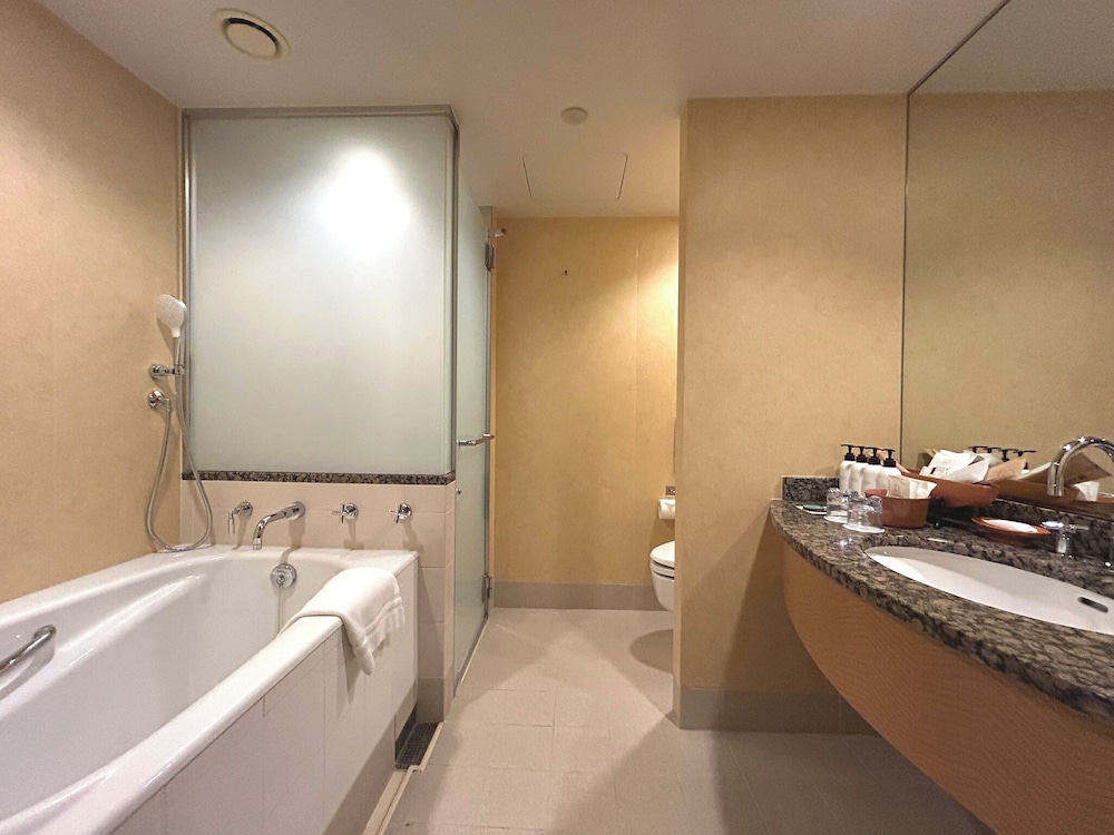 The Yokohama Bay Hotel Tokyu 48/48