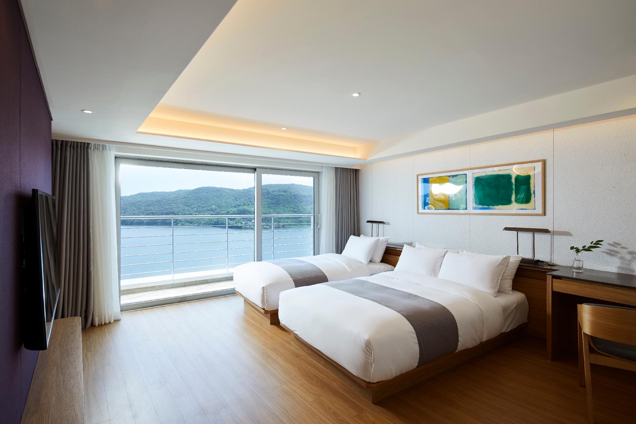 SUITE, TWIN BEDS, CORNER
