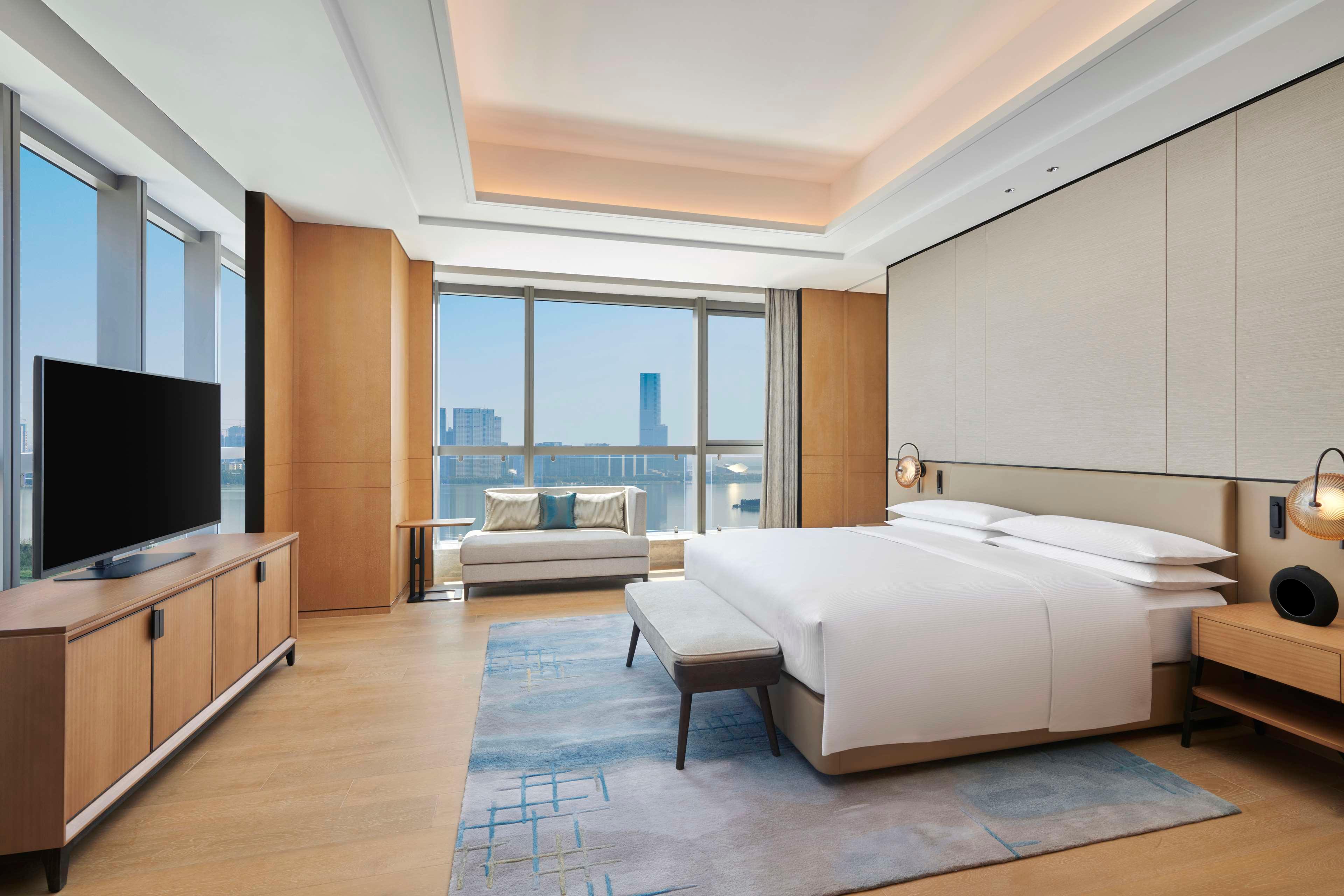 PREMIUM, SUITE, KING BED