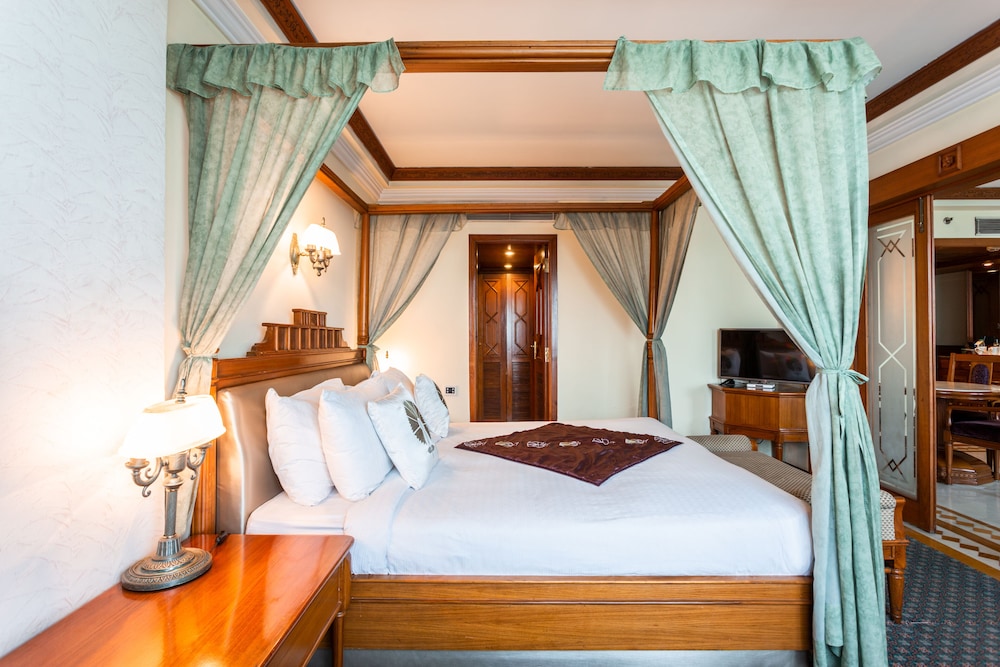 The Maya Hotel 17/50