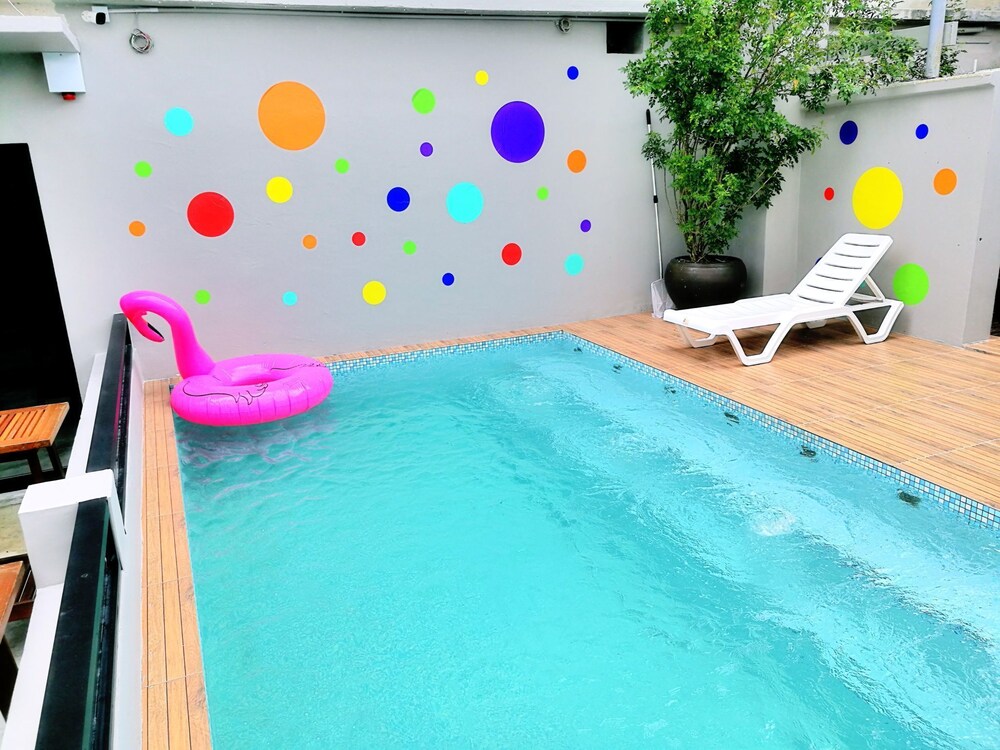 Pink Cabana Hotel 69/78