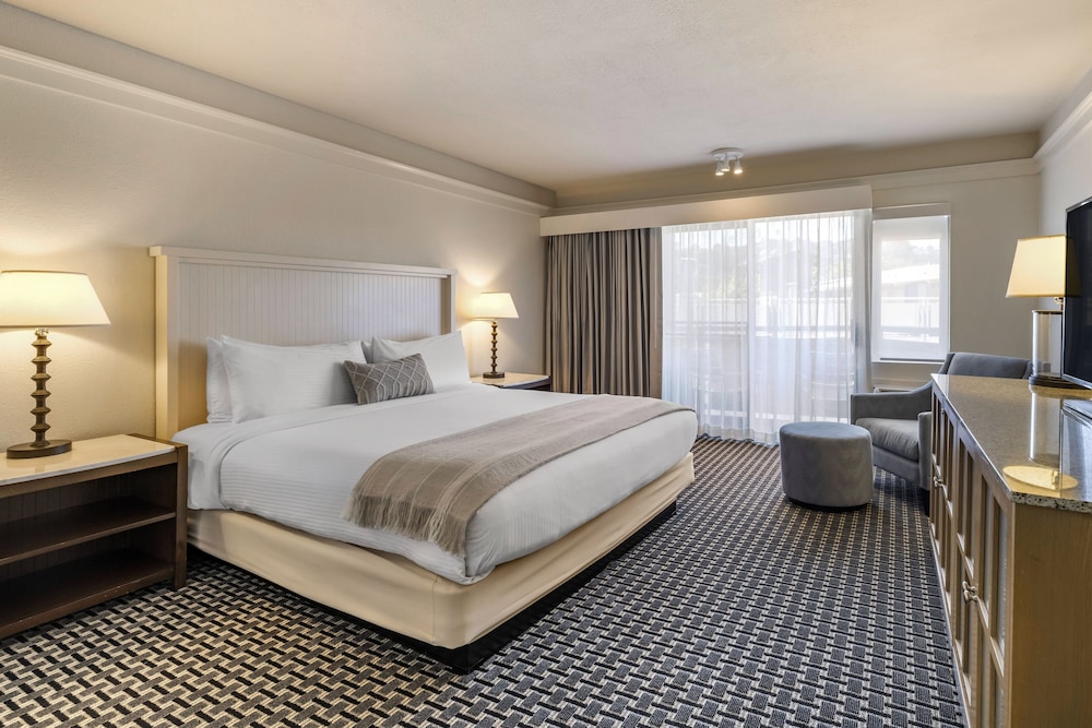 The Lodge At Tiburon 10/66