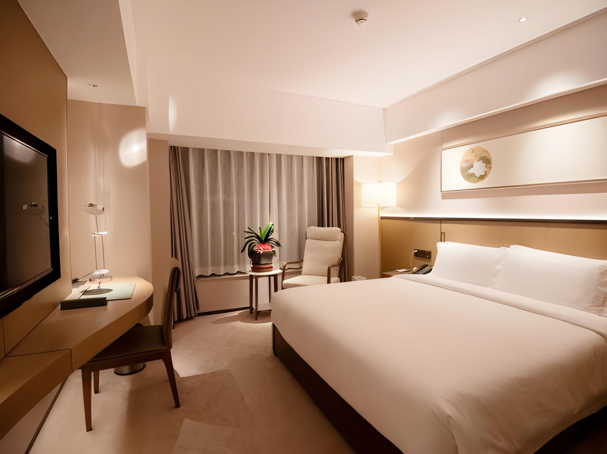 DELUXE, KING BED