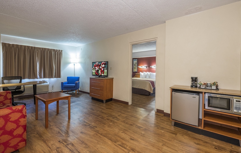 Red Roof Inn and Suites Cleveland - Elyria 45/64