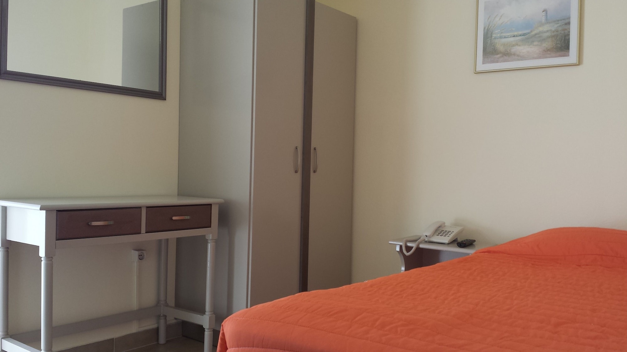 ROOM, SINGLE