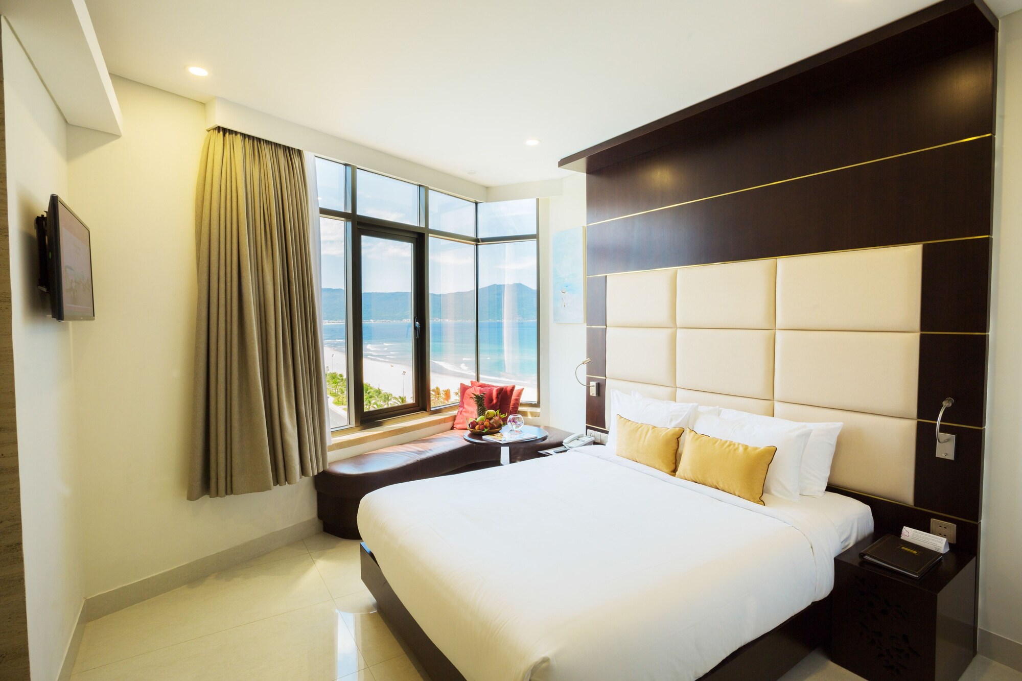 DELUXE, DOUBLE BED, PARTIAL OCEAN VIEW