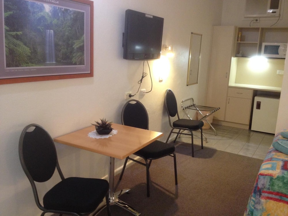 COBB INLANDER MOTEL 28/32