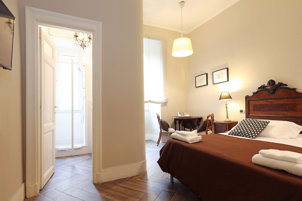 ROOM, DOUBLE BED