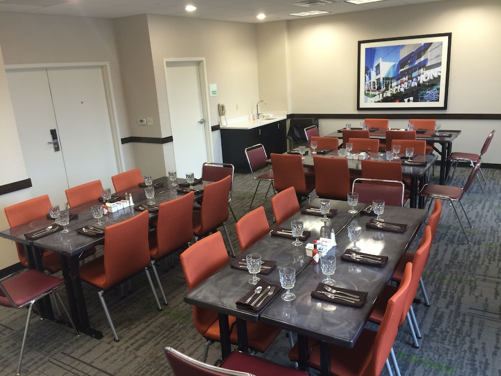 Holiday Inn Greensboro Coliseum 44/45