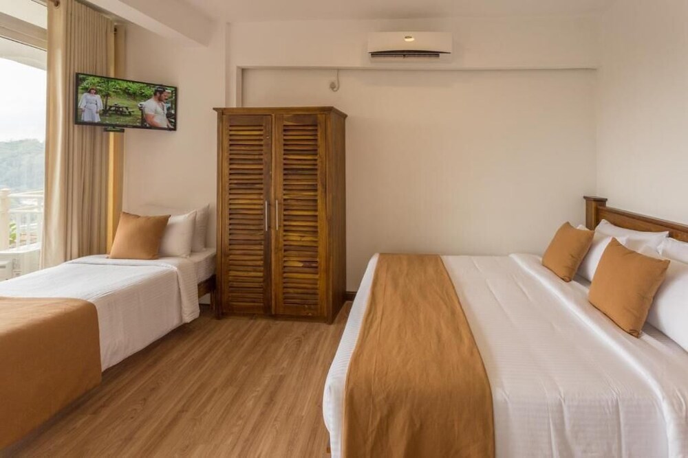 Sandriana Lake View Hotel 14/35
