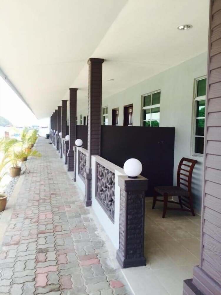 Penarak Bamboo Beach Motel 9/43