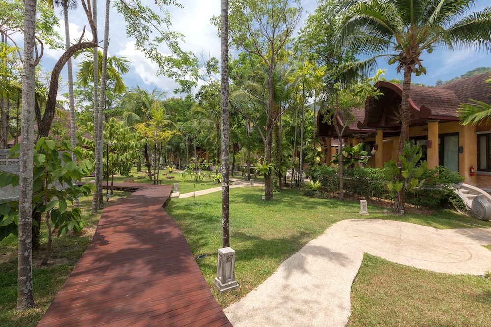 The Village Resort 24/37