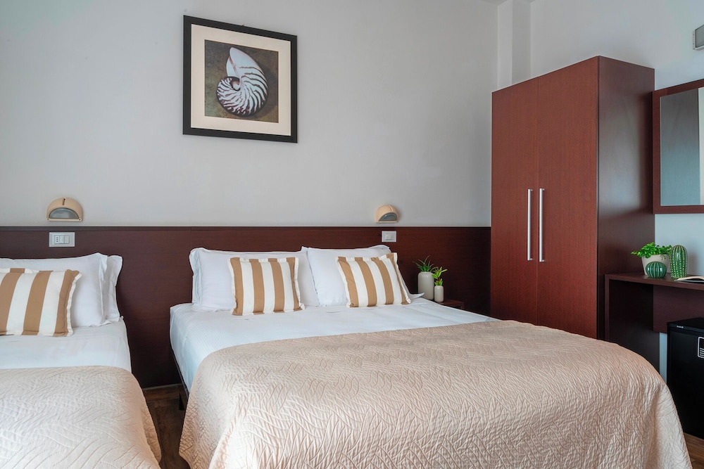 ROOM, QUADRUPLE
