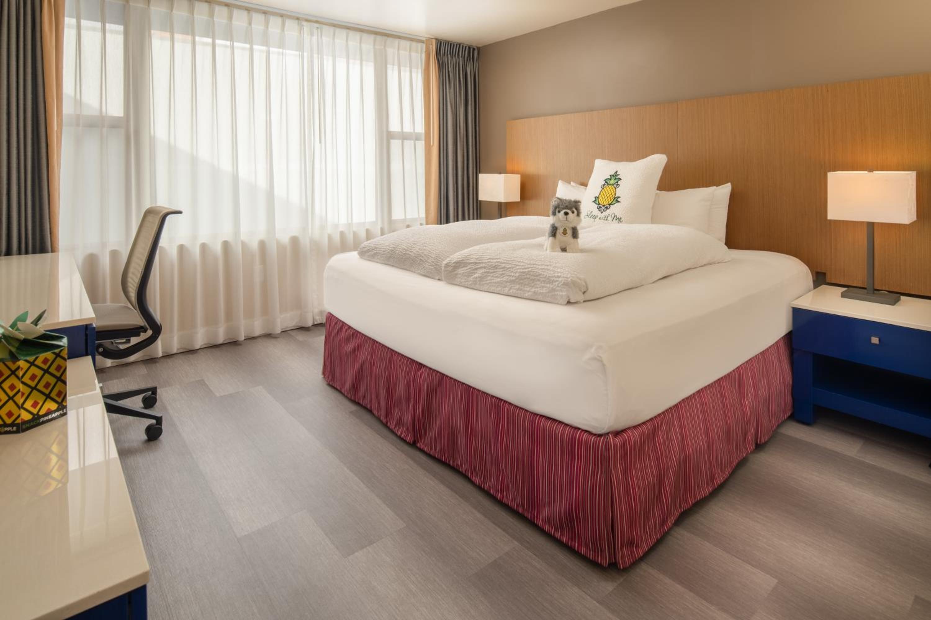 ROOM, KING BED, ACCESSIBLE