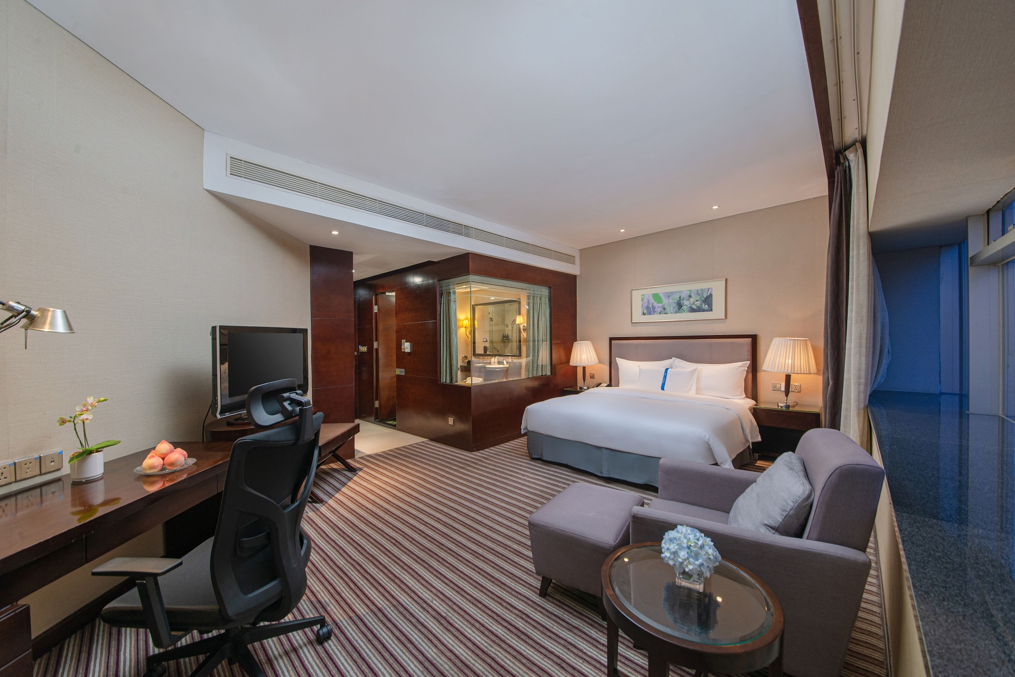 EXECUTIVE, QUEEN BED