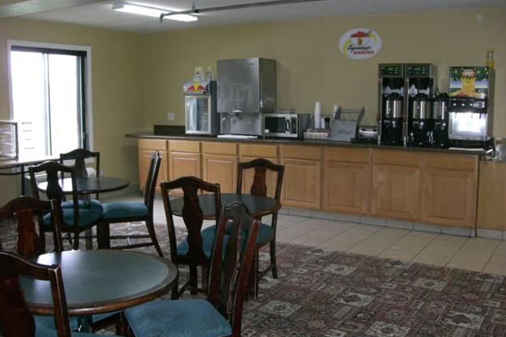 Norwood Inn Suites Roseville 26/30
