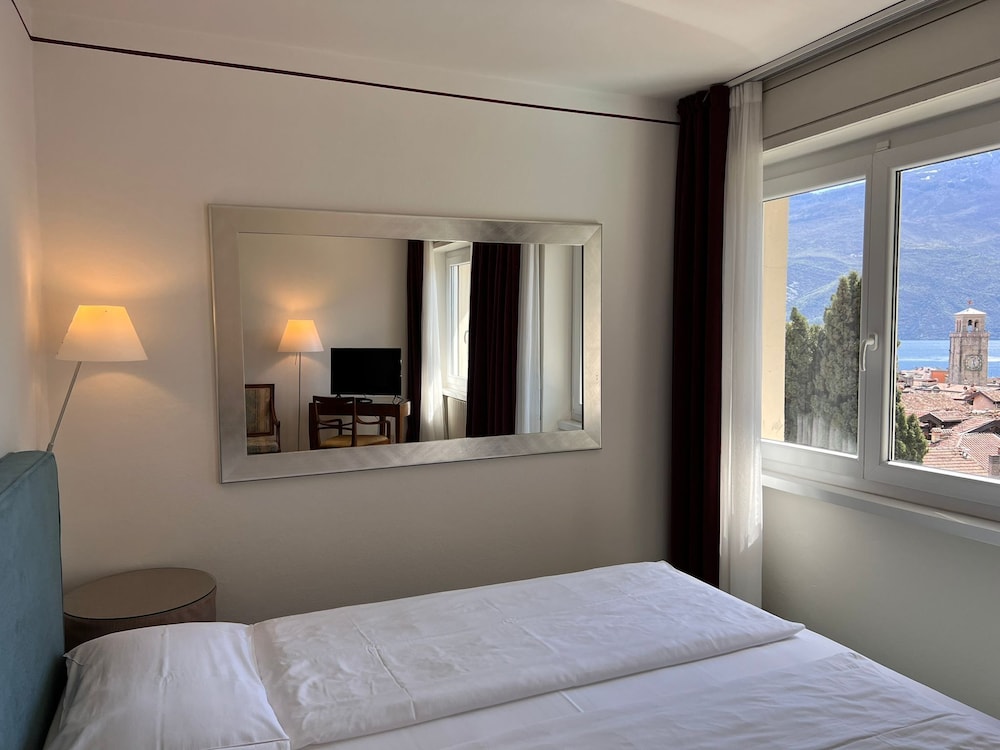 ROOM, DOUBLE OR TWIN BED, LAKE VIEW