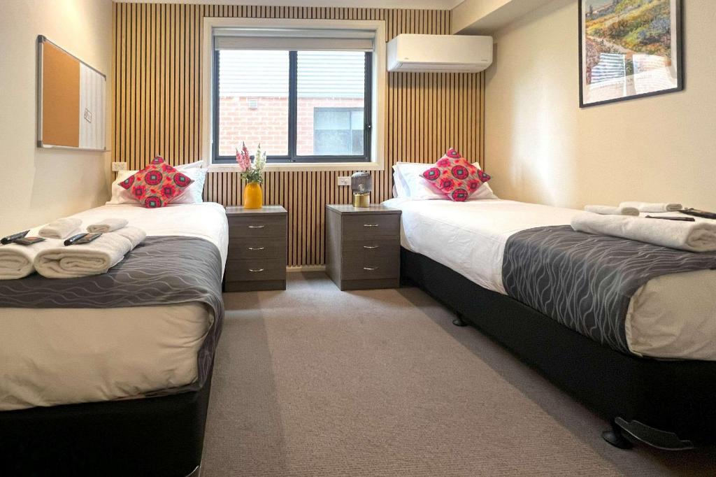 Upgrade, Twin Beds