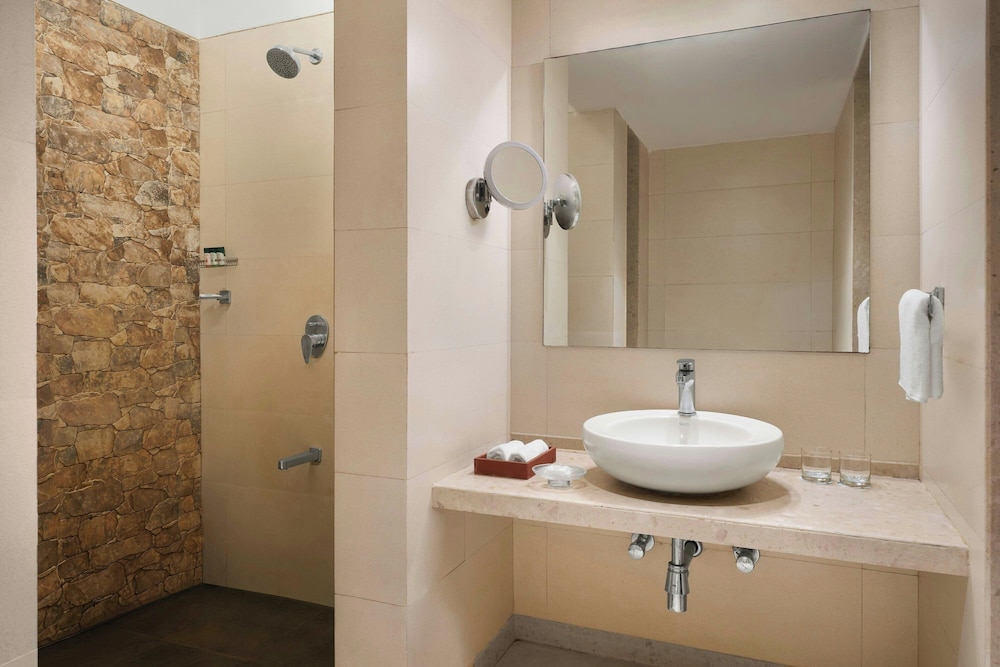 Aster, King Bed، The Fern Samali Resort 2/2