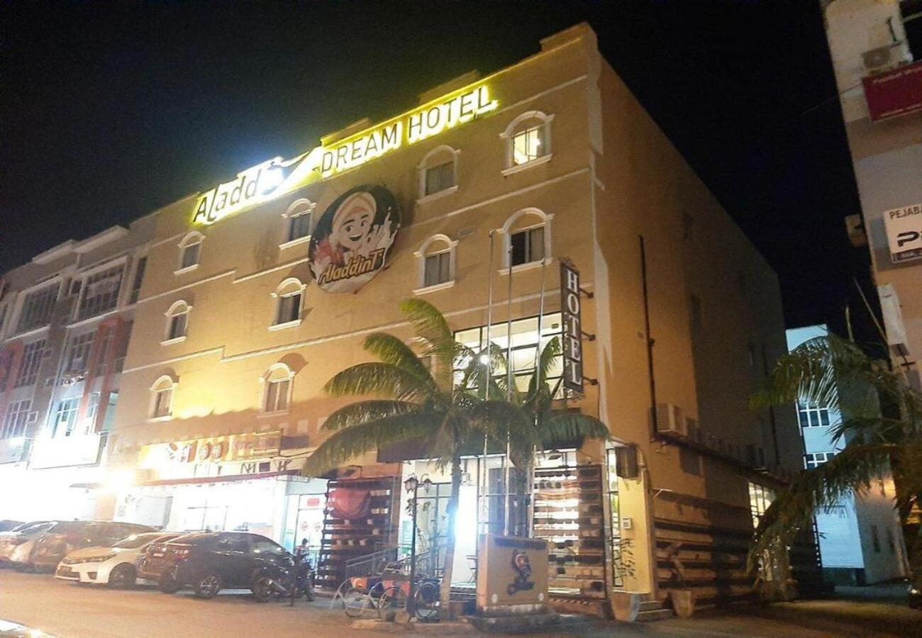 Oyo 517 Aladdin Hotel 2/99