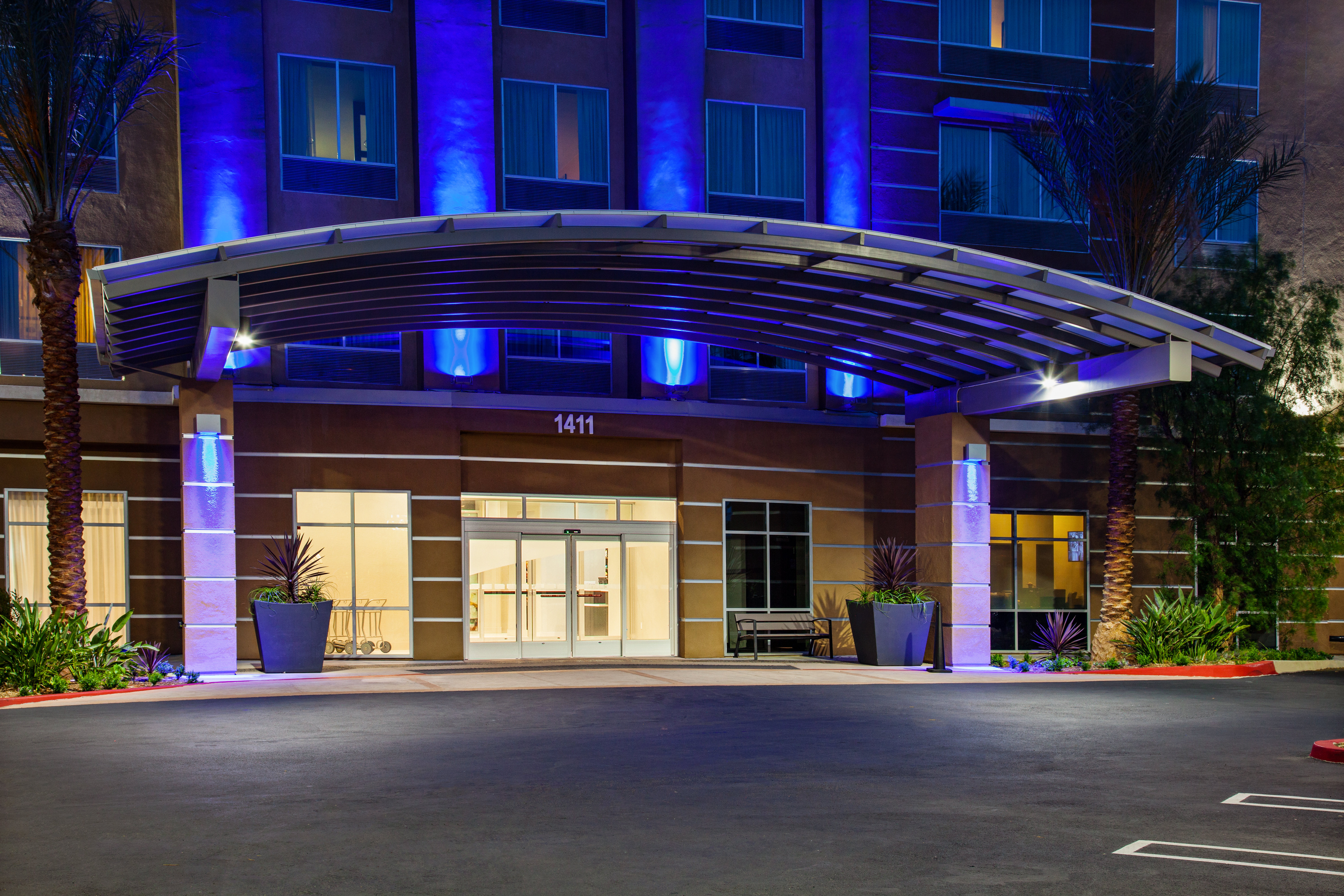 Holiday Inn Express & Suites Anaheim Resort Area in ANAHEIM - CA