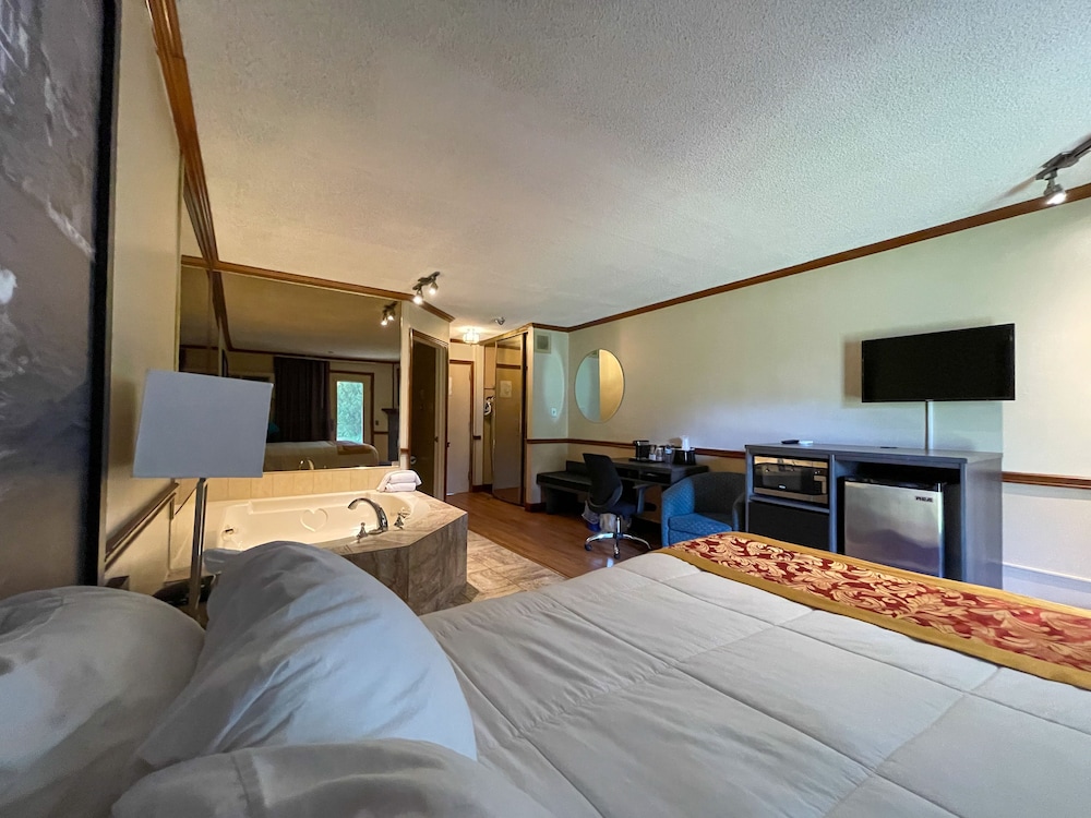 Super 8 by Wyndham Gananoque - Country Squire Resort 33/88