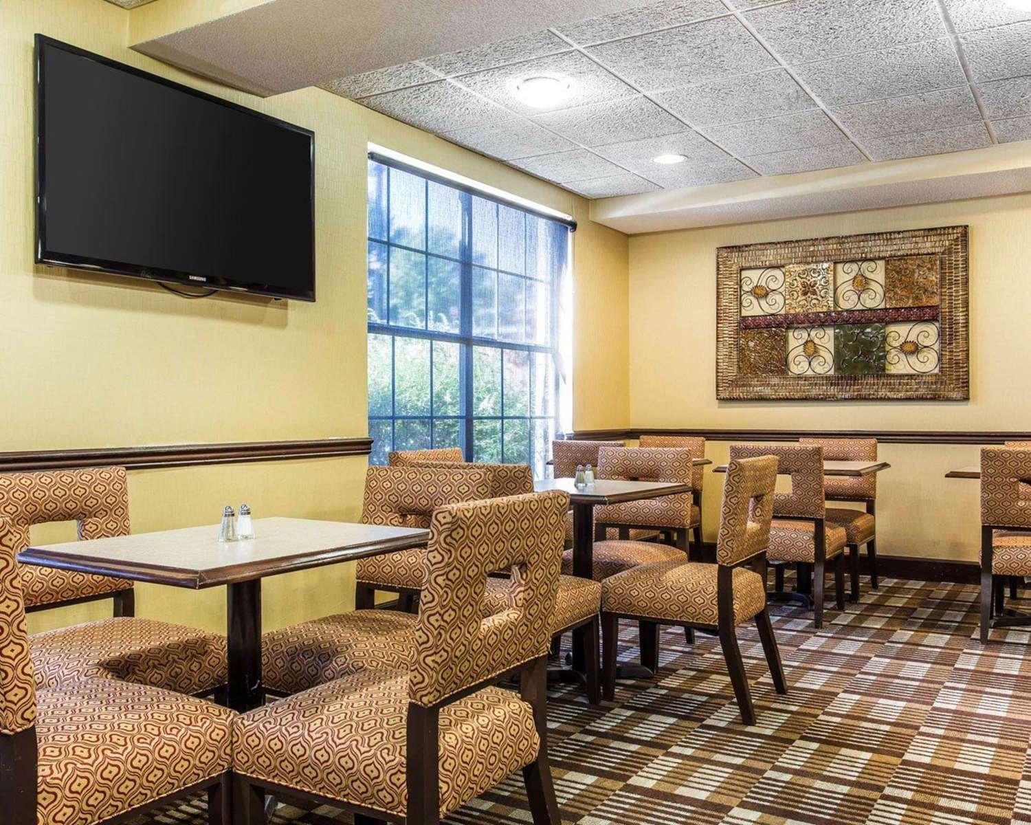 Comfort Inn & Suites Ballpark Area 14/16