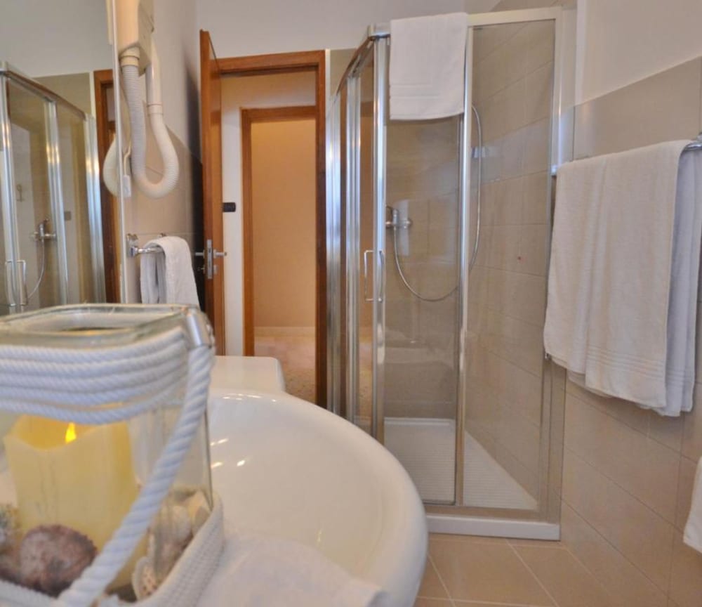 غرفة بريميوم بسرير كينج بشرفة، Gold Hotel 6/7