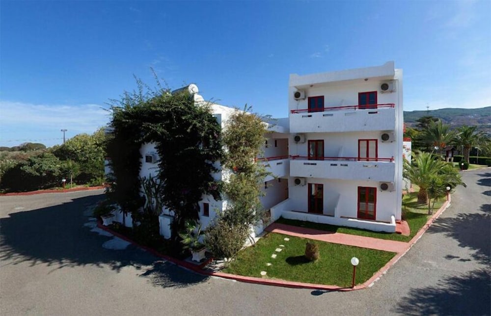 Sandys Studios Apartments And Log Villas 6/46