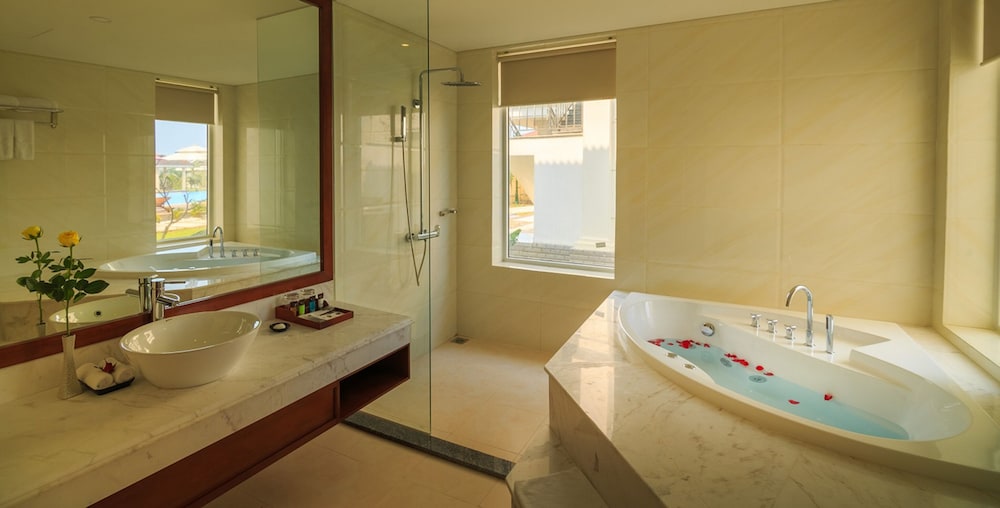 Gold Coast Hotel Resort & Spa 50/50