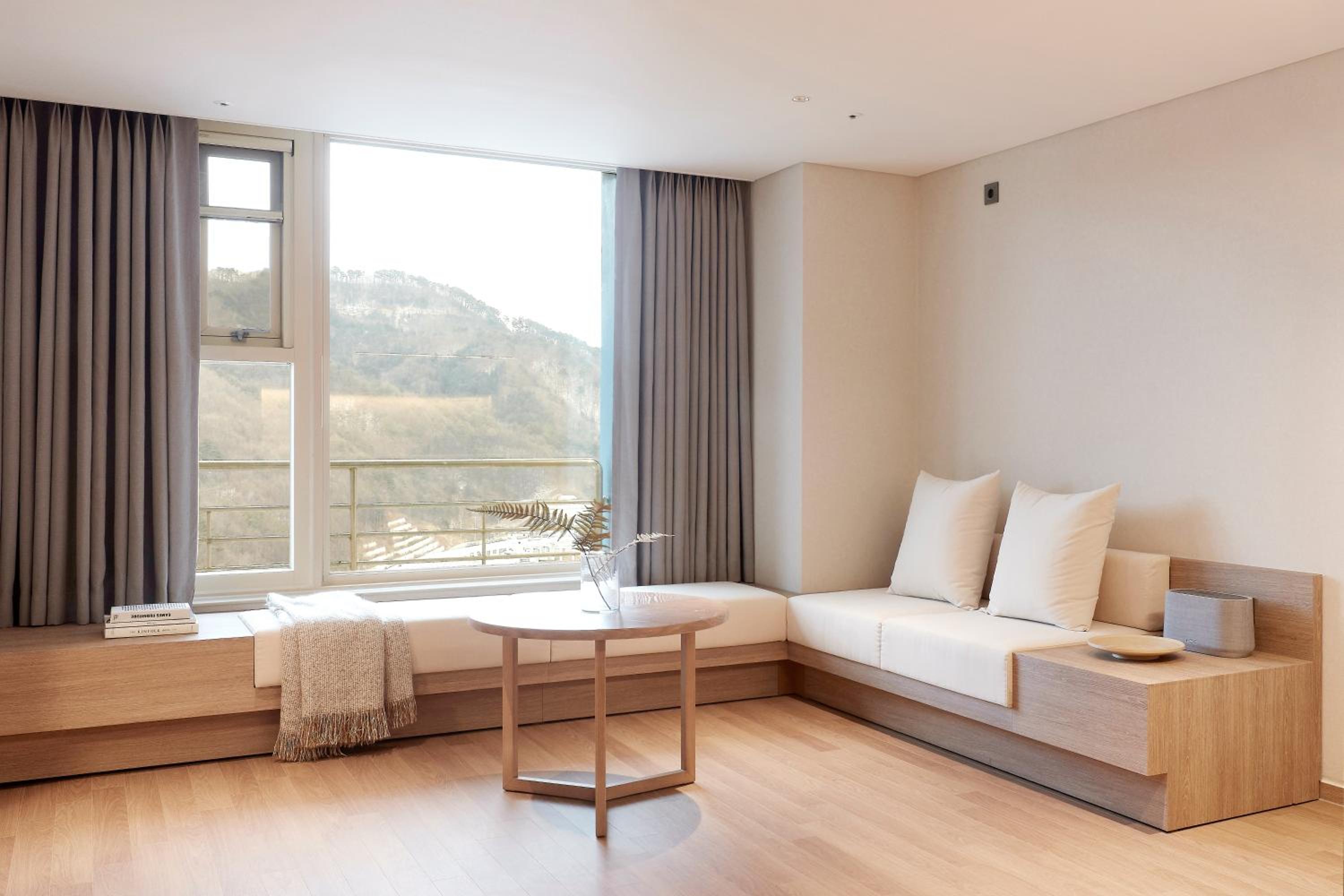 Sky, Park, Water, Suite