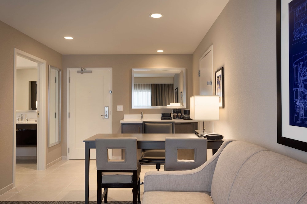 Embassy Suites by Hilton Kansas City Olathe 17/54