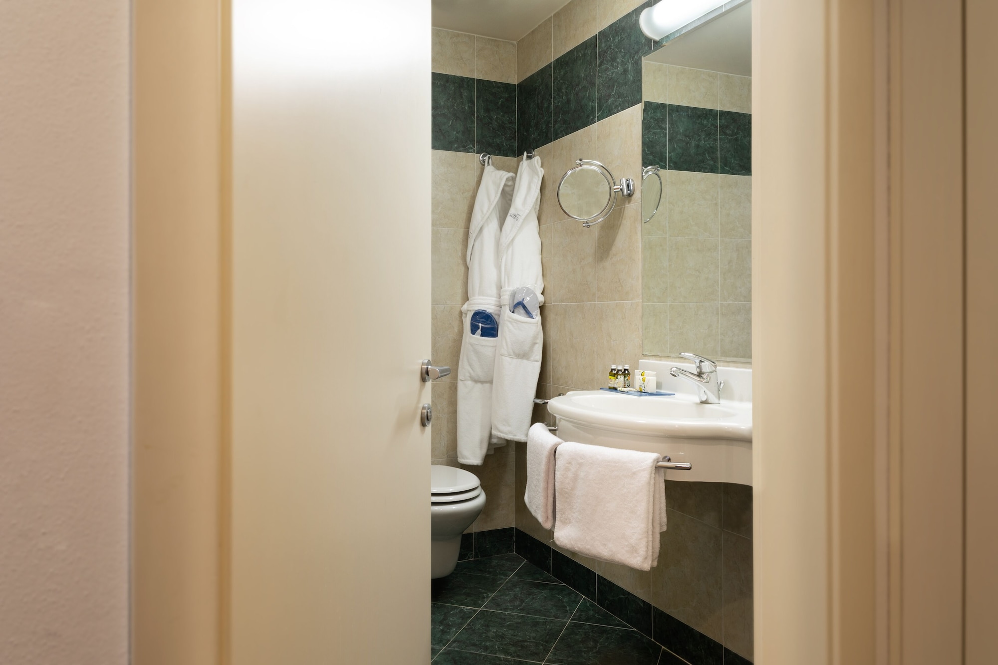 غرفة كومفورت ثلاثية بسرير مزدوج مع أريكة، Astoria Park Hotel 9/9