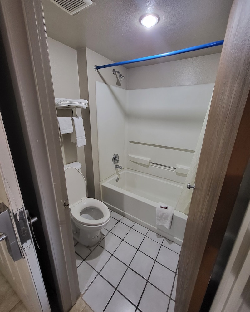 Hallmark Inn and Suites 27/30