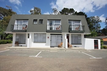Queens Park Motels 6/60